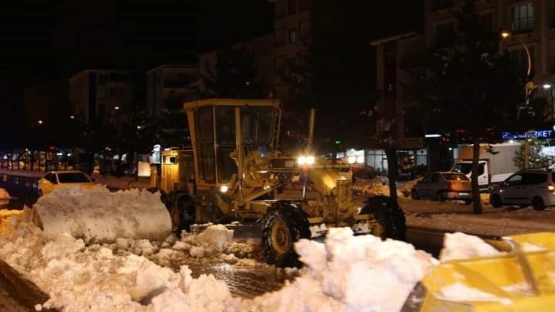 Güroymak'ta kar temizleme çalışmaları devam ediyor