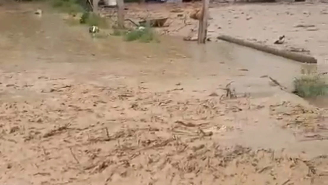 Güroymak'ta sağanak yağış sele yol açtı