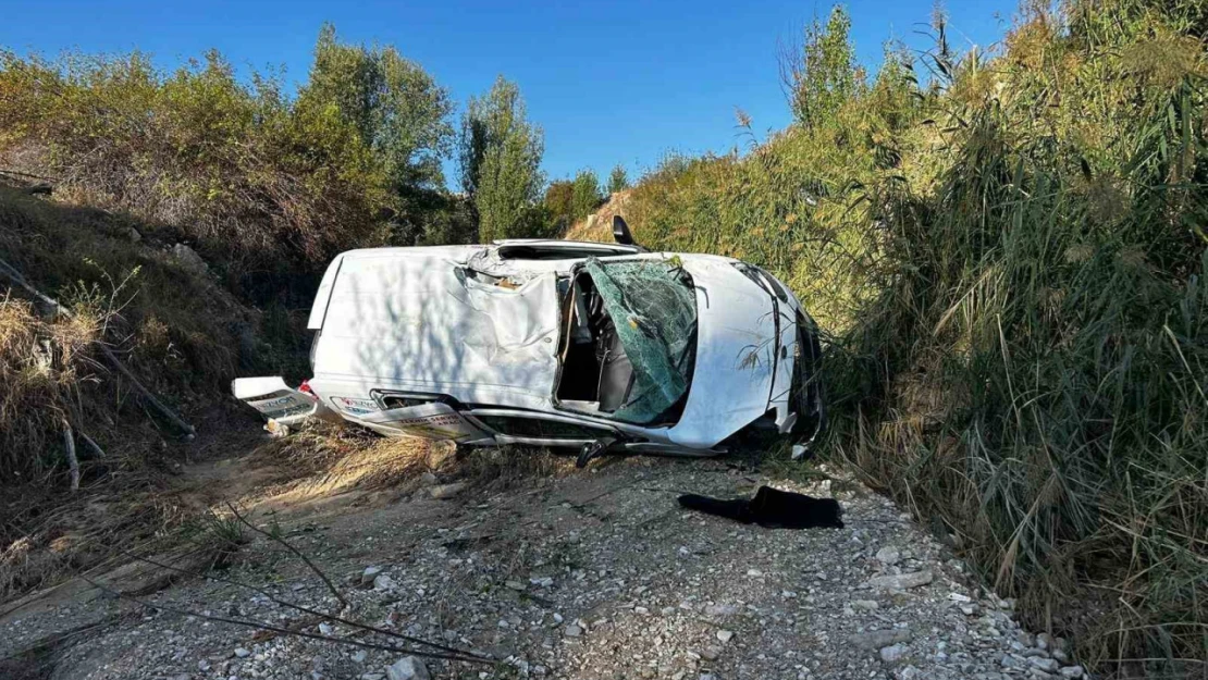 Gürün'de hafif ticari araç dereye uçtu: 2 ağır yaralı