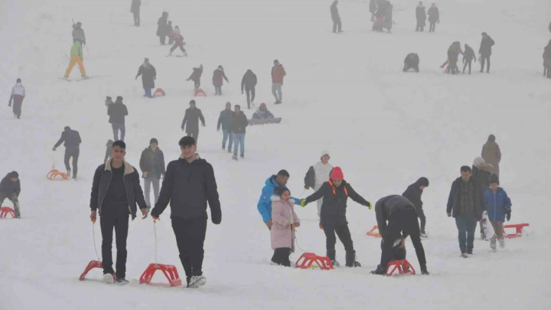 Güzeltepe Kayak Merkezi kar yağışıyla sezonu açtı