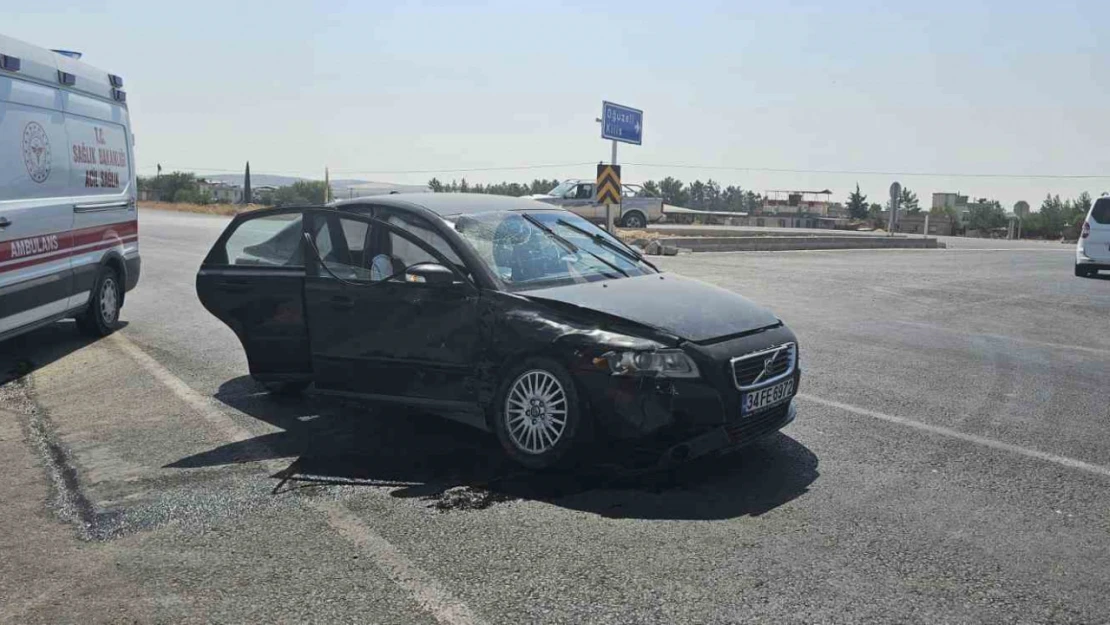 Hafif ticari araç ile otomobil kavşakta çarpıştı: 2 yaralı