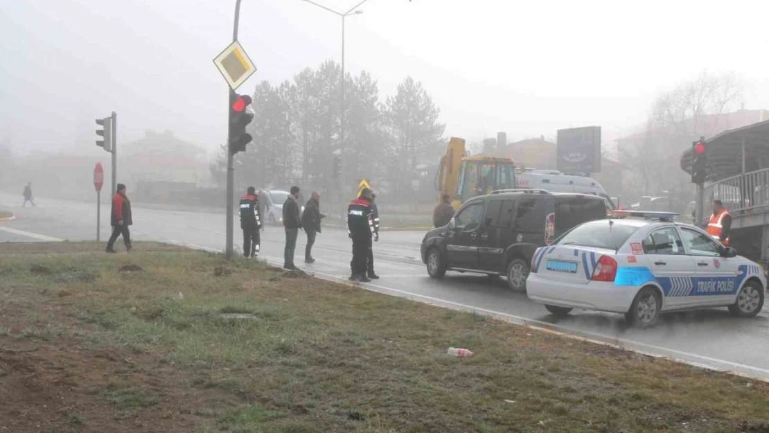 Hafif ticari araç kırmızı ışıkta bekleyen kamyona çarptı: 5 yaralı