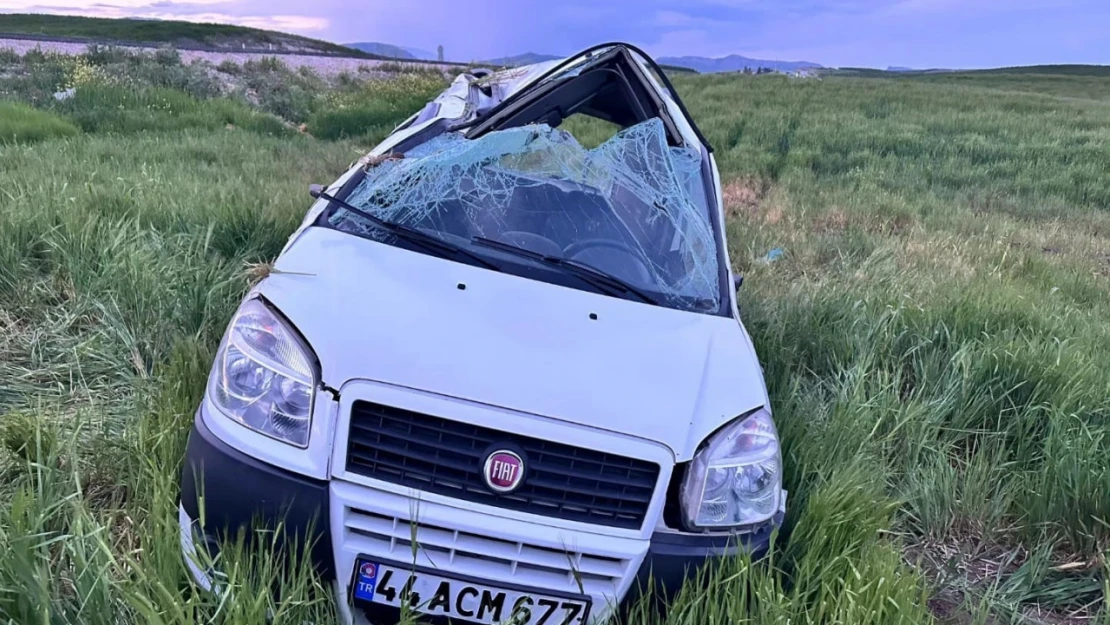 Hafif ticari araç şarampole yuvarlandı: 1 ölü, 8 yaralı