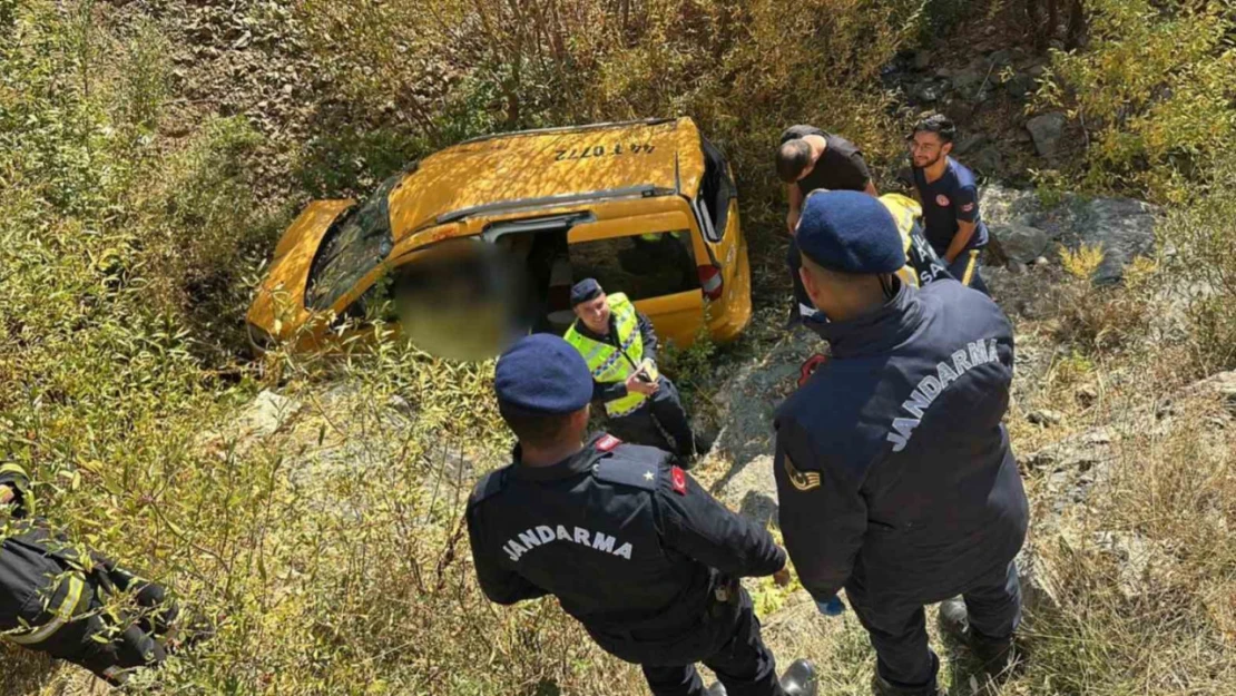 Hafif ticari araç şarampole yuvarlandı: 2 ölü