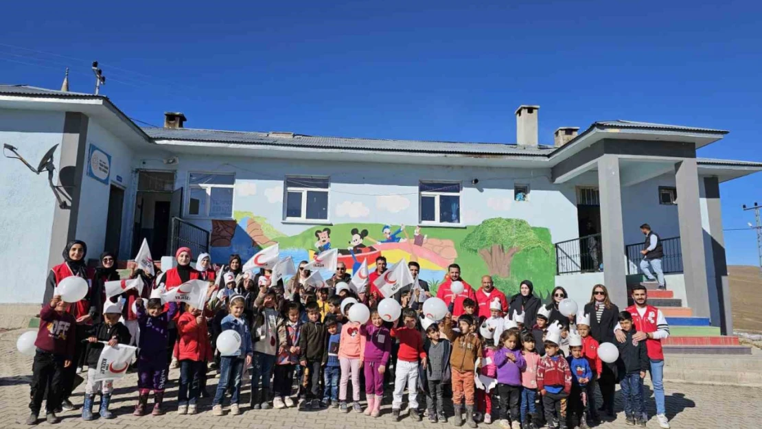 Hamur'da Kızılay Haftası etkinlikleri renkli görüntülere sahne oldu