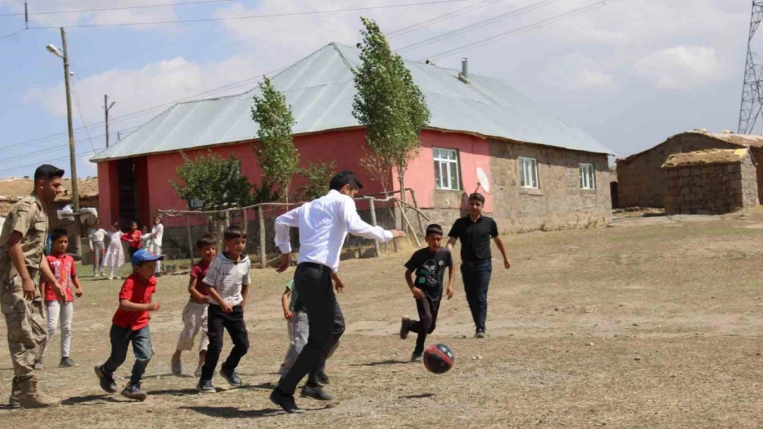 Hamur Kaymakamı Mahir, köy okullarında eğitim hazırlıklarını inceledi, çocuklarla futbol oynadı