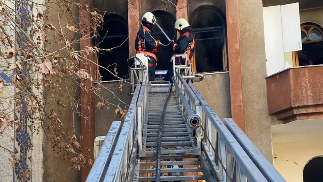 Hasarlı binada çıkan yangın söndürüldü