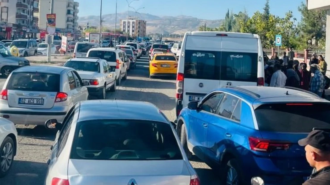 Hastanede yolundaki trafik yoğunluğu tepkilere neden oluyor