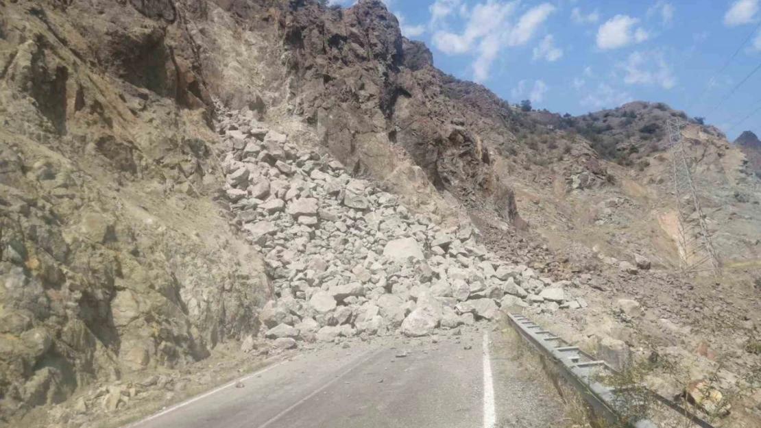 Heyelan nedeniyle Oltu - Artvin karayolu yolu kapandı