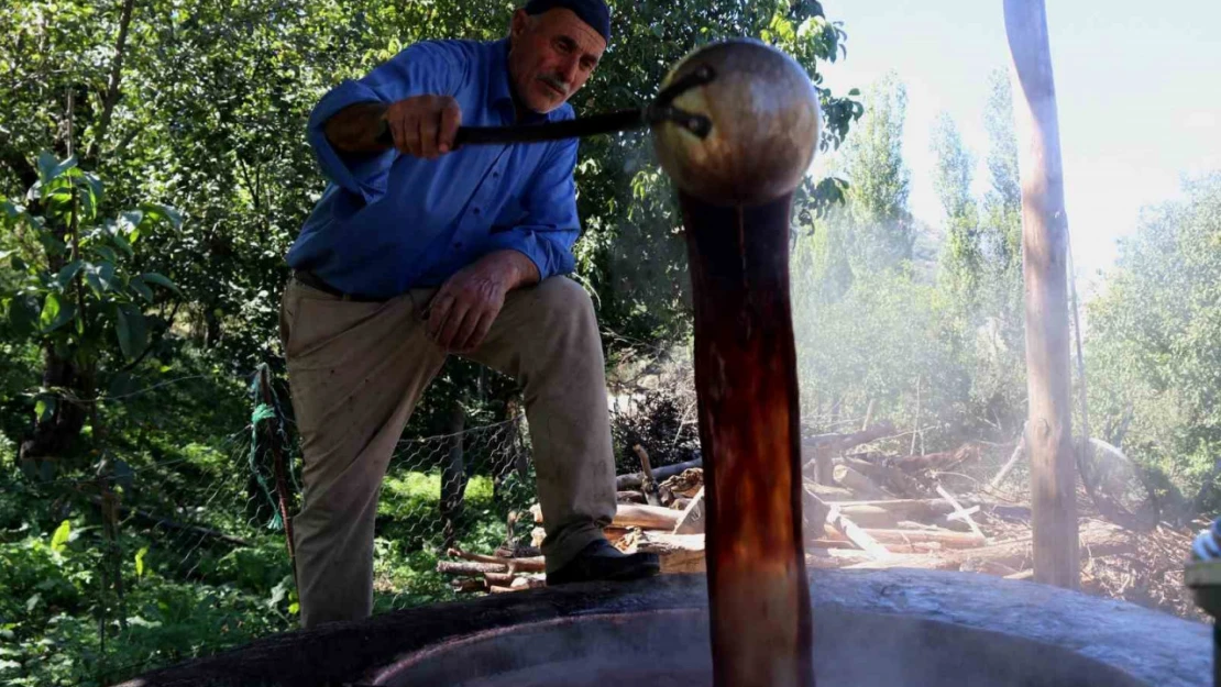 Hizan'da asırlardır doğal yöntemlerle üzüm pekmezi üretiliyor