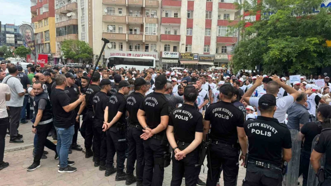 Iğdır Belediyesi'nde işten çıkarılan 204 personelden oturma eylemi