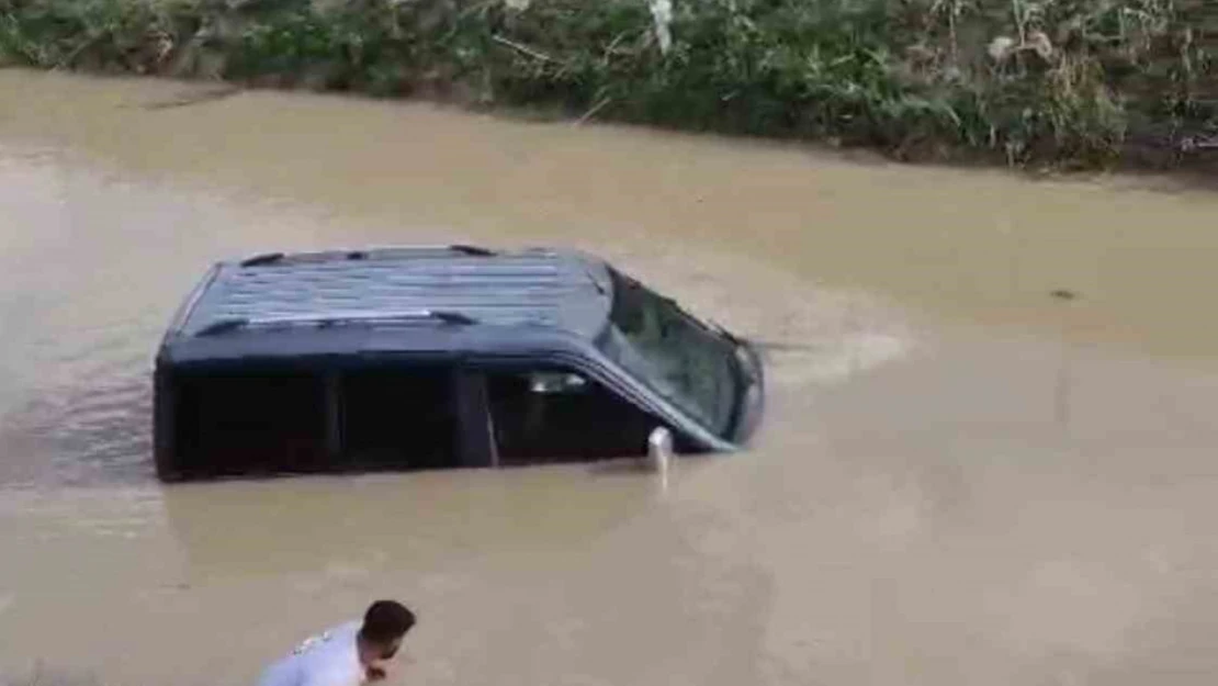 Iğdır'da direksiyon hakimiyetini kaybeden sürücü su kanalına uçtu