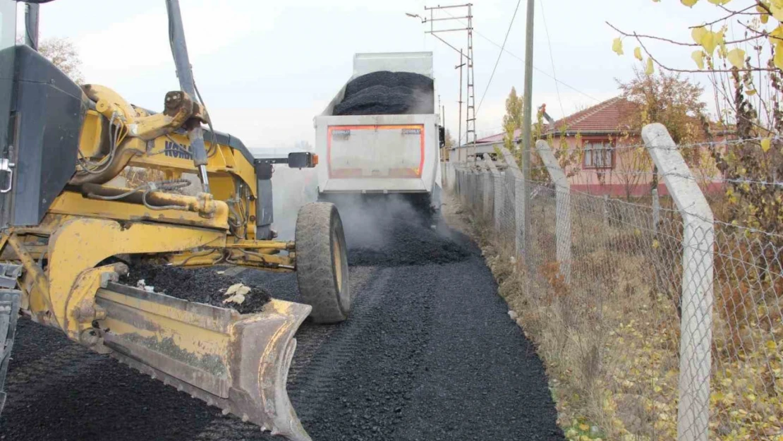 Iğdır'da köy yollarında asfalt çalışmaları sürüyor