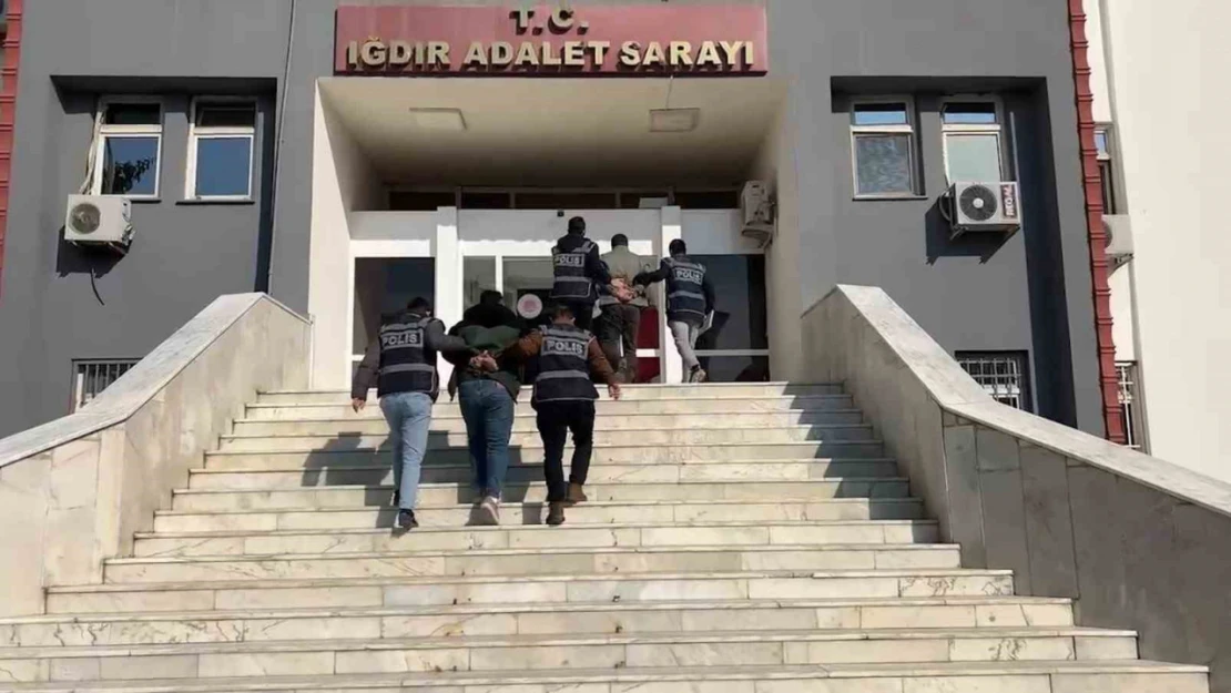 Iğdır'da saygı duruşuna uymayan ve İstiklal Marşı'nda ayağa kalkmayan iki kişi gözaltına alındı