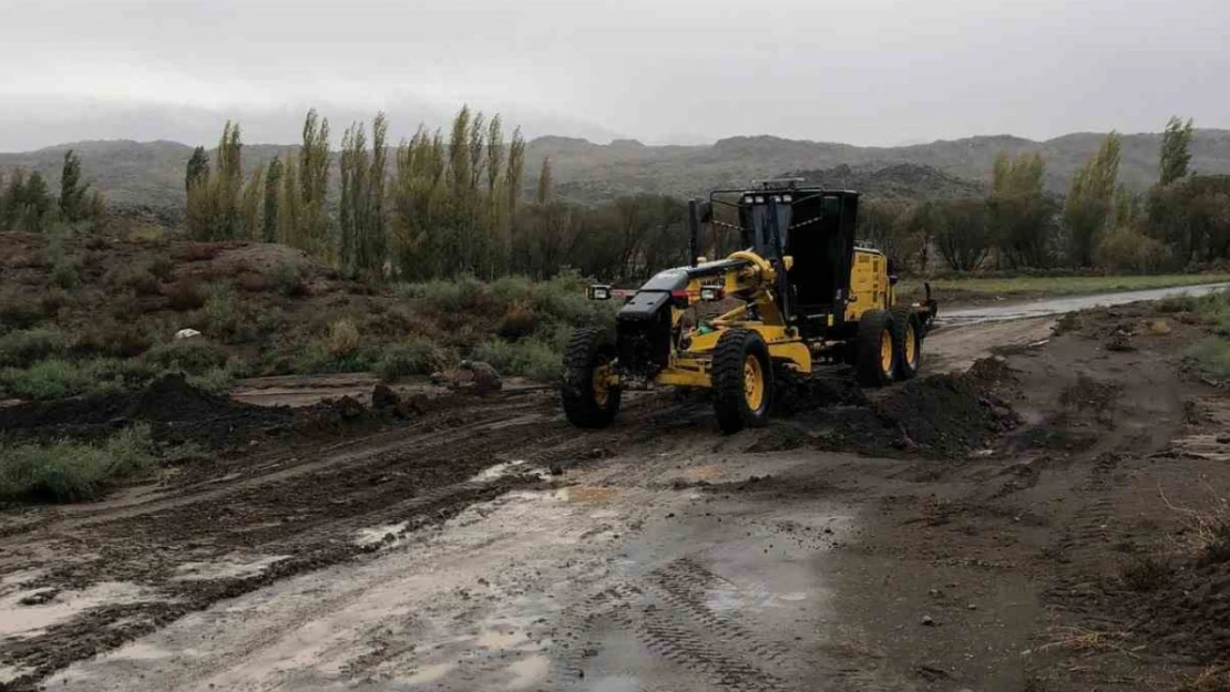 Iğdır'da selin kapattığı yollar açıldı