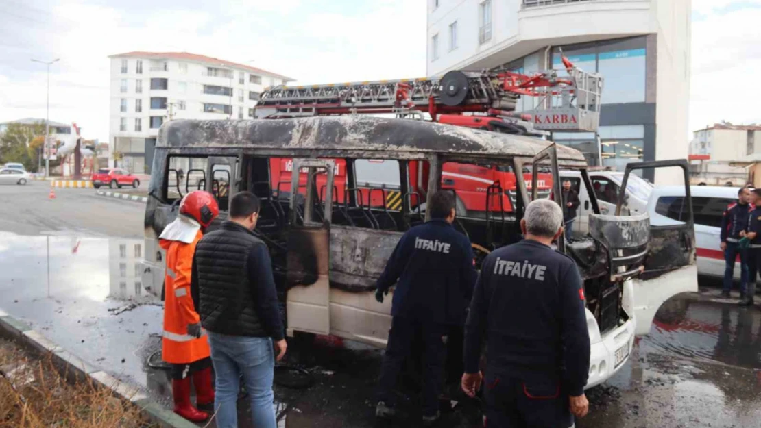 Iğdır'da seyir halindeki araç alev alev yandı