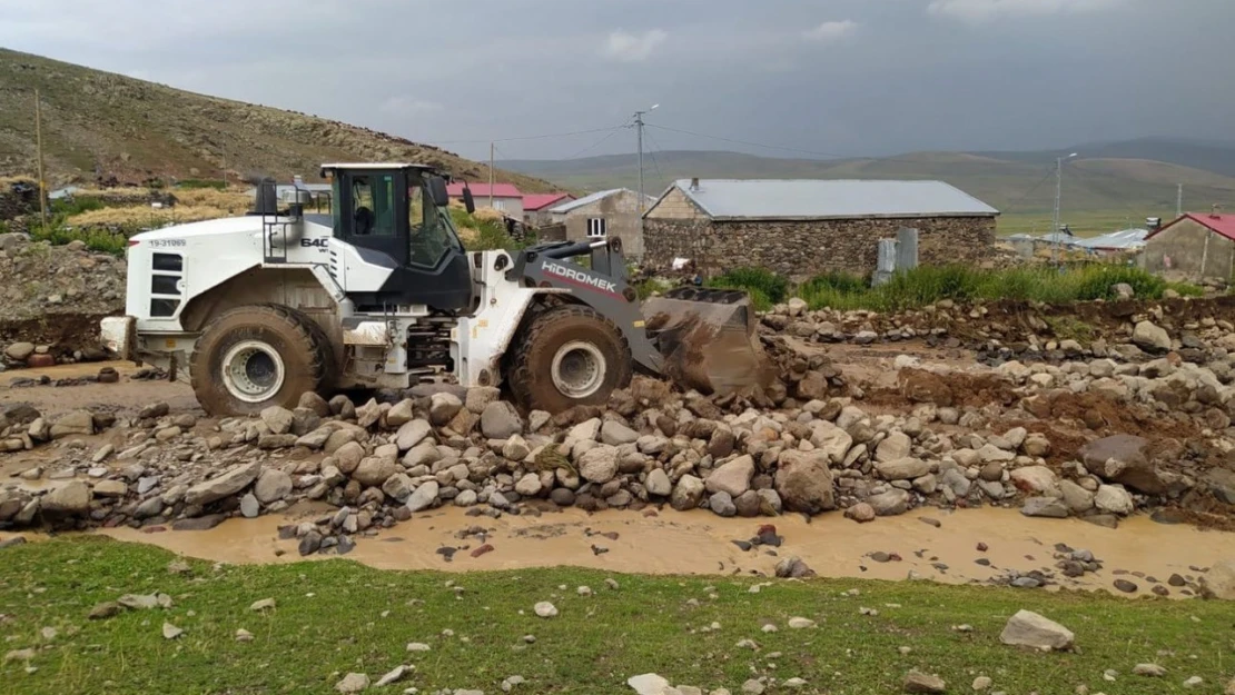 Iğdır'da şiddetli yağmur sonrası köylerde sel yaşandı