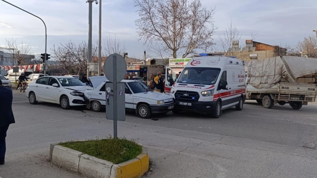 İki otomobil, bir ambulans çarpıştı: 1 yaralı