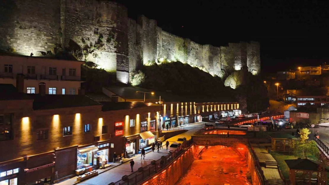 Işıklandırılan Bitlis'te gece güzelliği