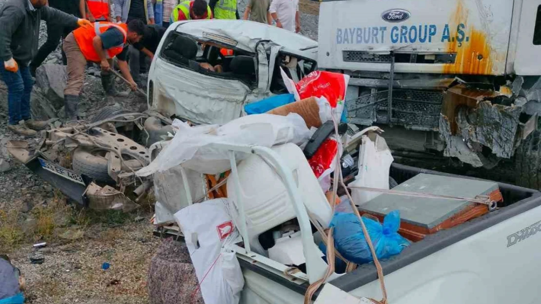 İspir'de feci kaza: 2 ölü, 2 yaralı