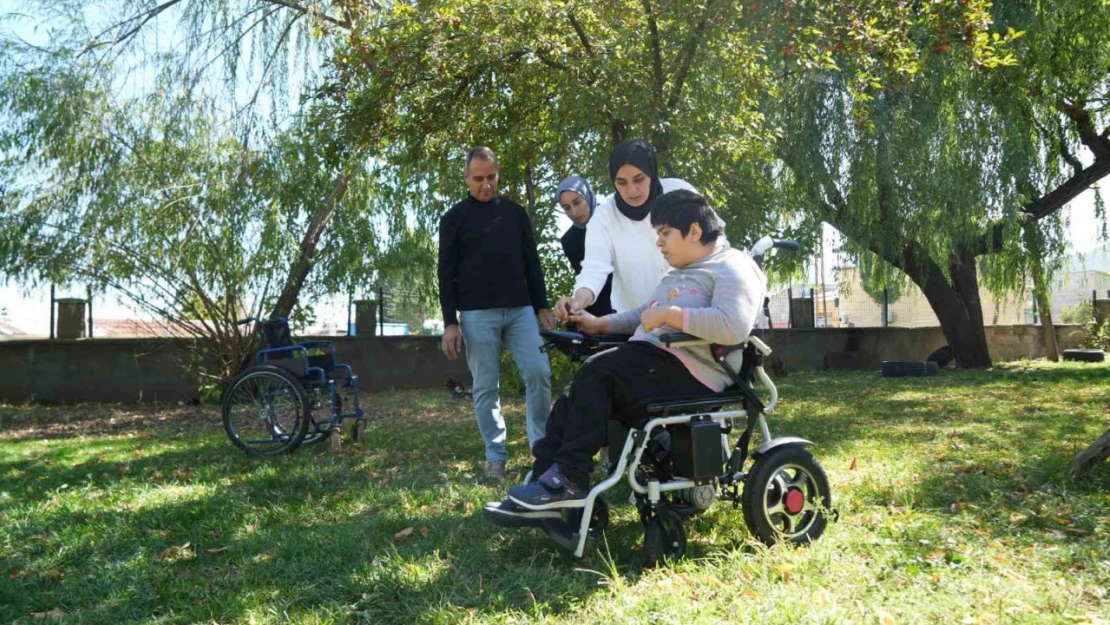 İyilik Ailesi'nden Muşlu Betül'e akülü sandalye desteği