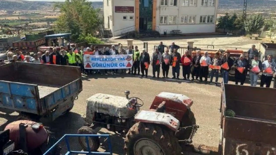 Jandarma 86 traktör sürücüsüne reflektif yelek dağıttı