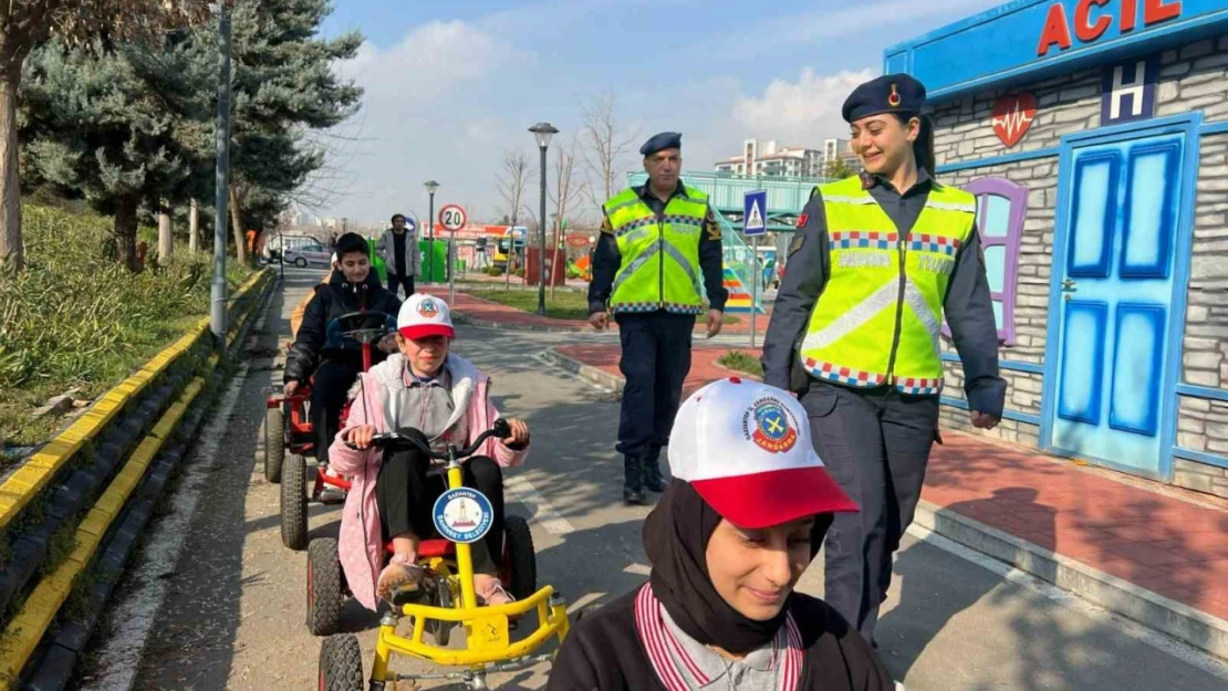 Jandarma'dan öğrencilere temel trafik eğitimi