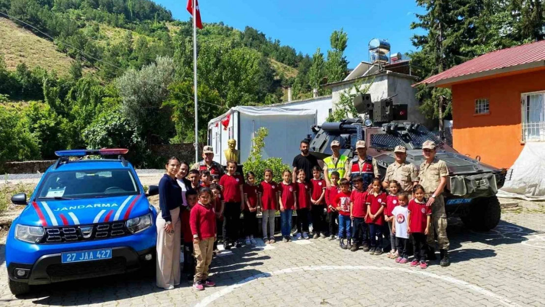 Jandarma depremzede öğrencileri okullarında ziyaret etti