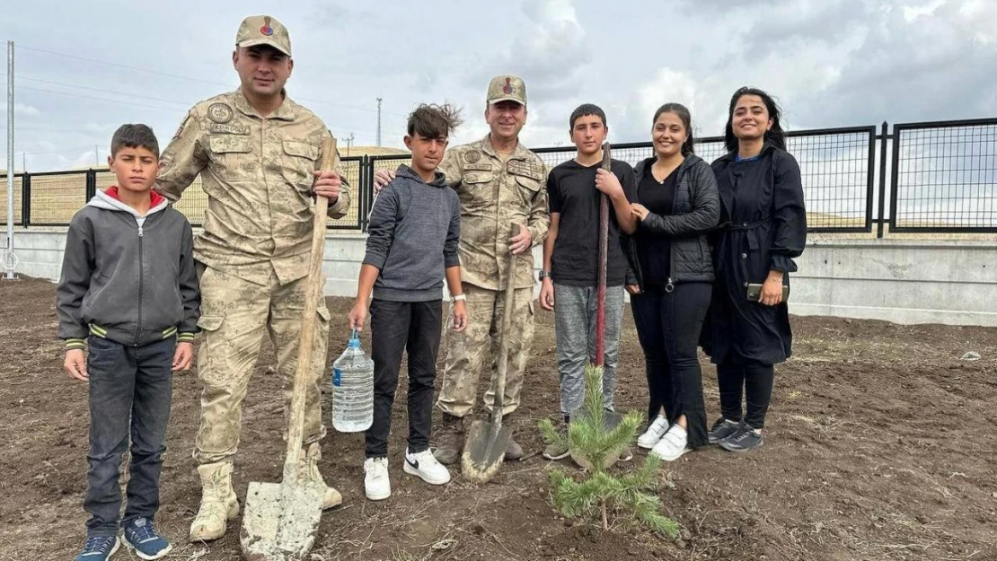 Jandarma ekipleri yüzlerce fidanı toprakla buluşturdu