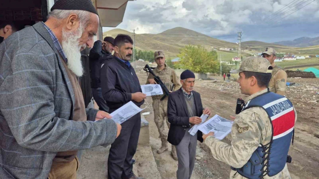 Jandarma köylerde dolandırıcılık konusunda vatandaşları bilgilendiriyor