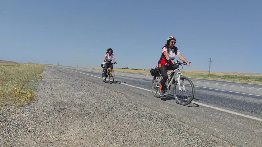 Kadın bisikletçiler, kuraklığa dikkat çekmek için Van Gölü'nün etrafında pedal çevirdi