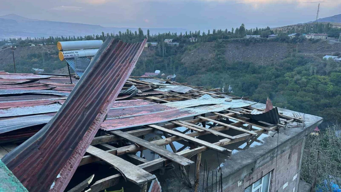 Kağızman'da şiddetli rüzgar çatıları uçurdu