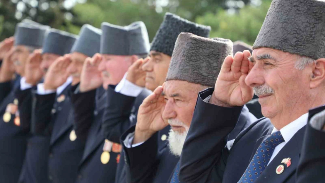 Kahramanlarla birlikte yürüdüler