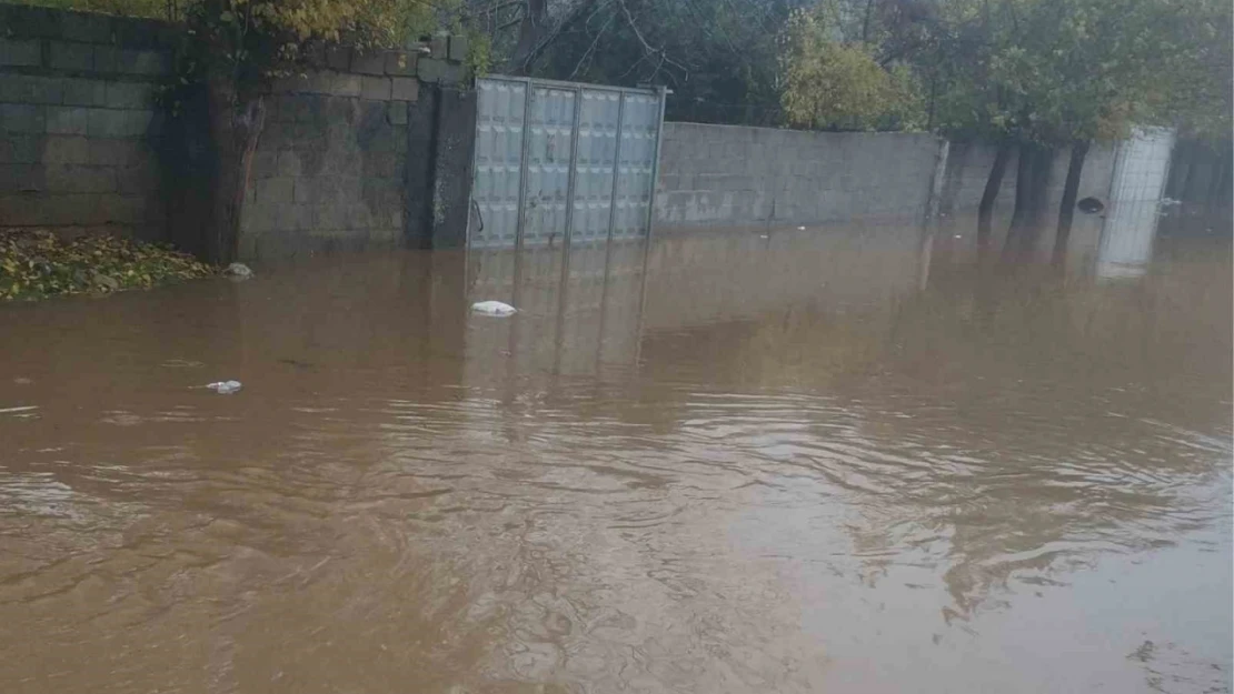 Kahta'da yağmur sonrası yollar göle döndü