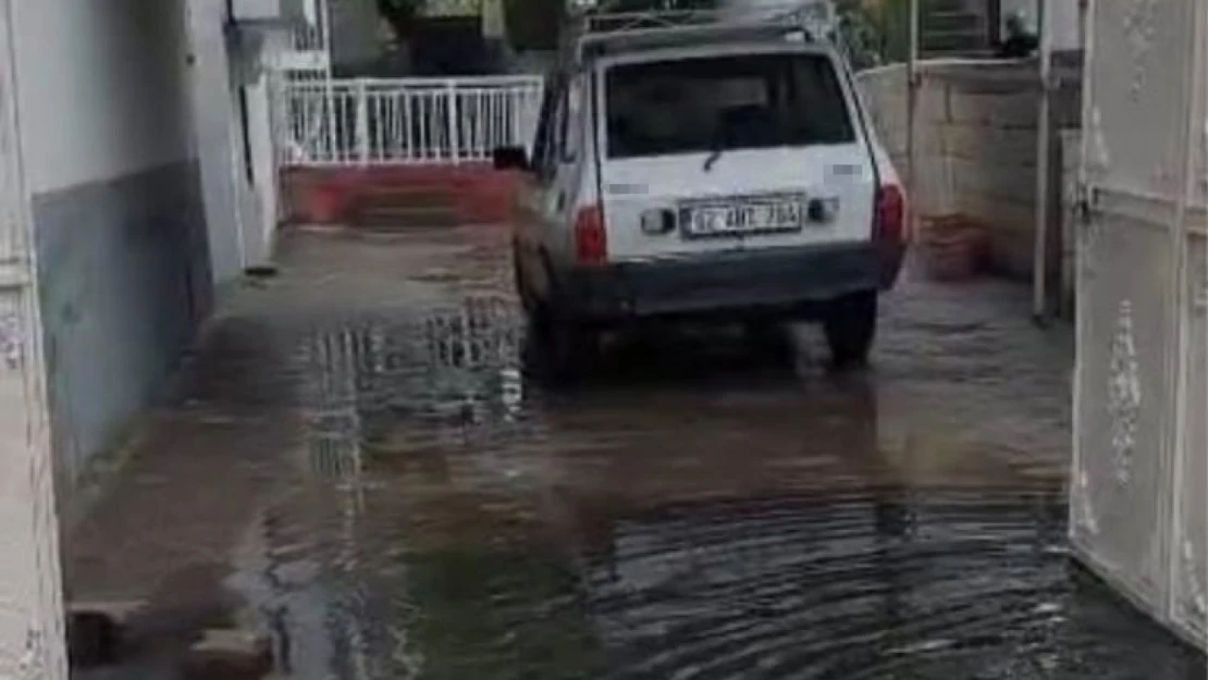 Kahta'yı sağanak vurdu, evleri su bastı