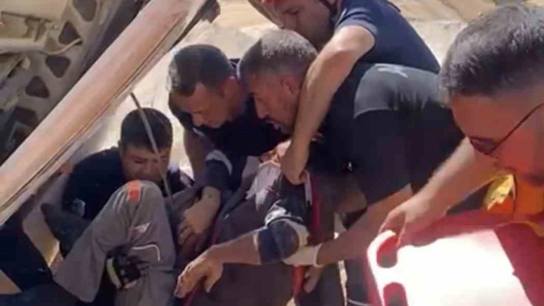 Kamyon devrildi, sıkışan sürücü ekipler tarafından çıkartıldı