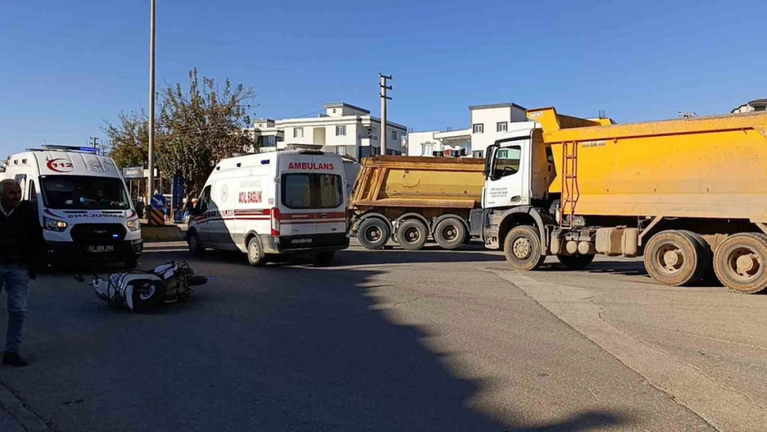 Kamyon ile motosiklet çarpıştı: 1'i ağır 2 kişi yaralandı