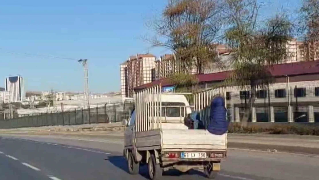 Kamyonet kasasında tehlikeli yolculuk