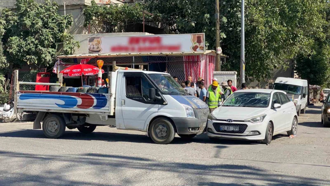 Kamyonet kasasından otomobilin üzerine uçtular: 2 yaralı