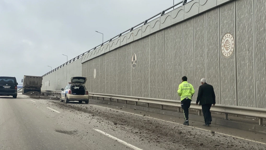 Kapak açılınca moloz karayoluna döküldü