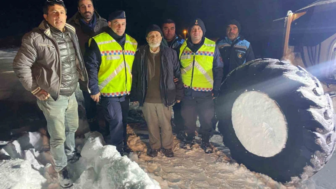 Kar nedeniyle mahsur kalan yaşlı adam kurtarıldı