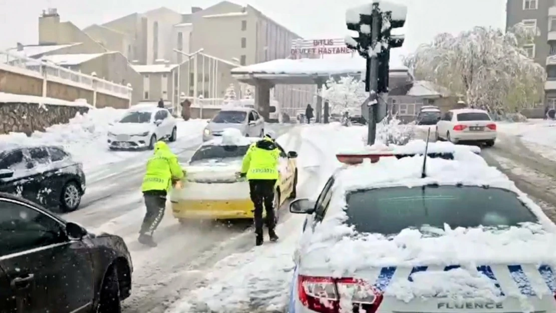 Kar trafiği aksattı, küçük çaplı kazalar meydana geldi