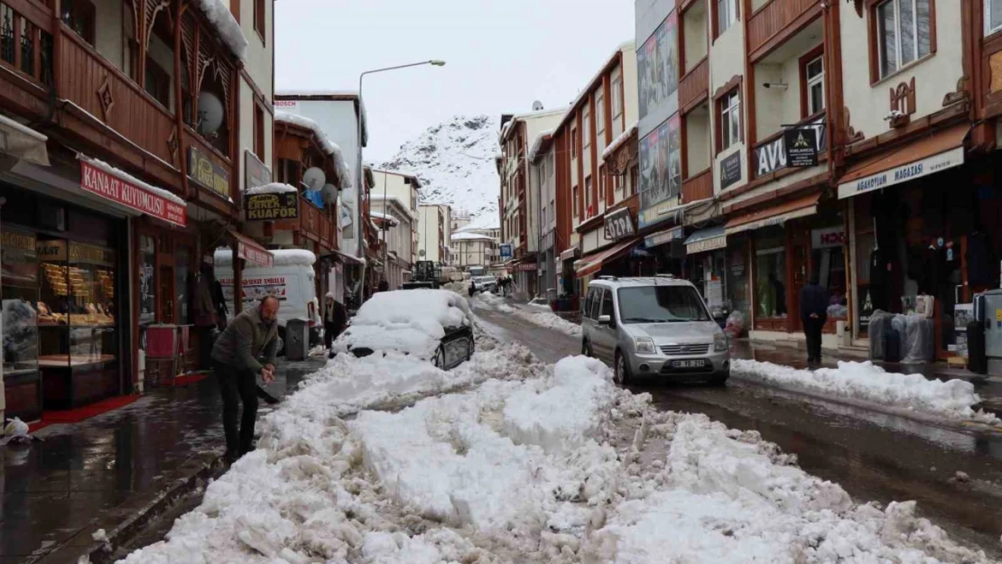 Kar yağarken bir yandan da temizleme çalışmaları devam ediyor