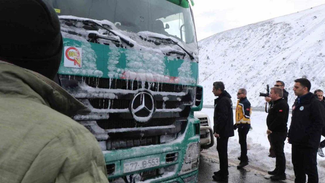 Kar yağışının ardından Erzincan'da kapanan şehirlerarası yollar ulaşıma açıldı