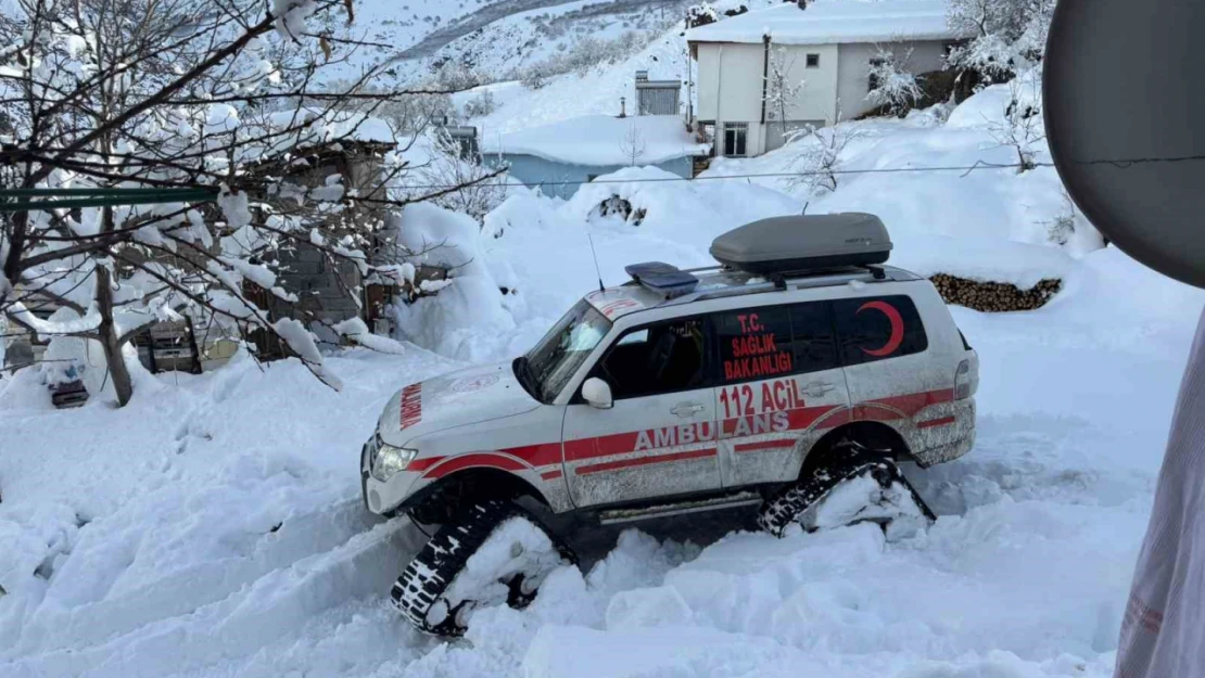 Karlı yolları aşan sağlık ekipleri yaşlı hastanın imdadına Hızır gibi yetişti