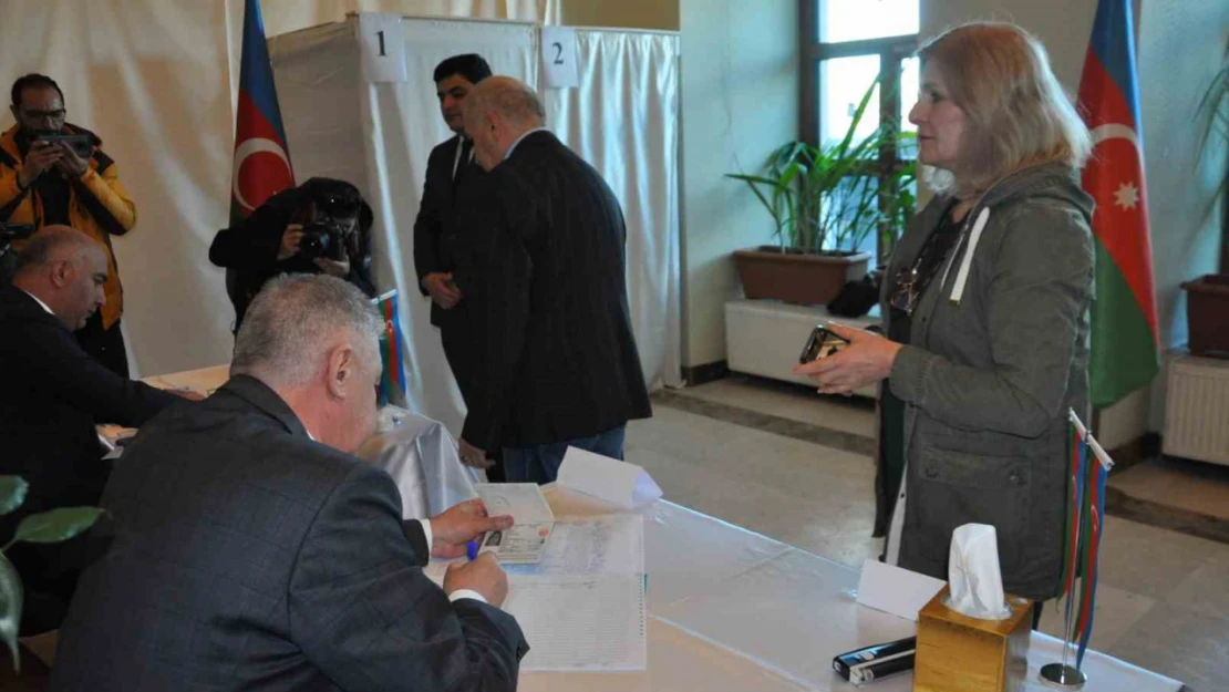 Kars'ta Azerbaycanlılar Cumhurbaşkanı seçimi için oy kullanıyor
