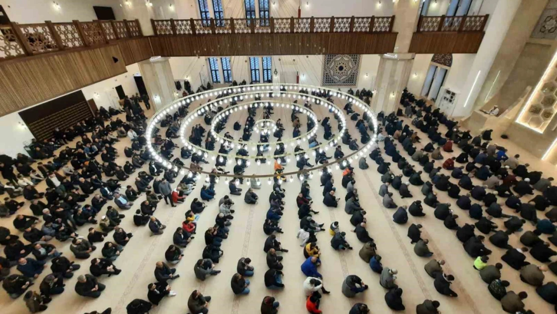 Kars'ta bayram namazında camiler doldu taştı