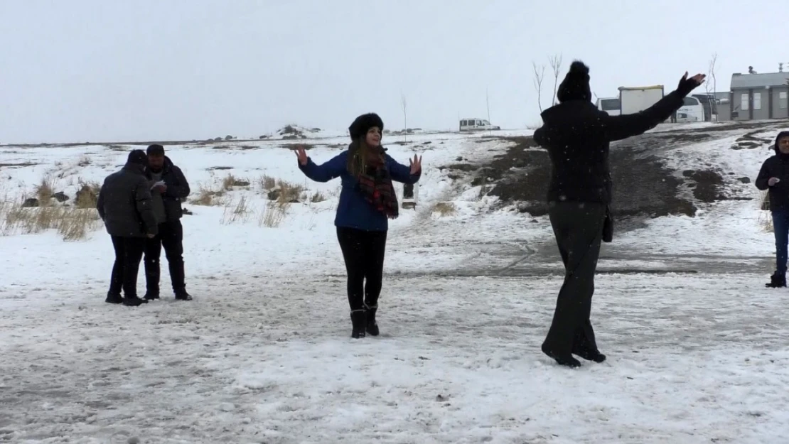 Kars'ta buz üstünde Kafkas dansı