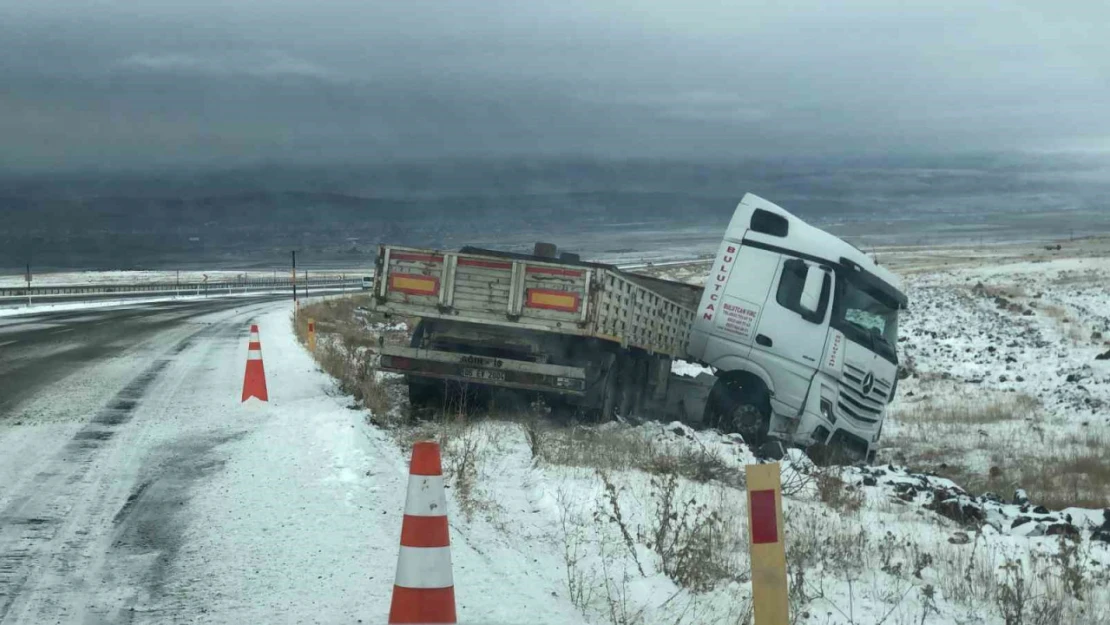 Kars'ta buzlanan yolda kayan tır şarampole düştü