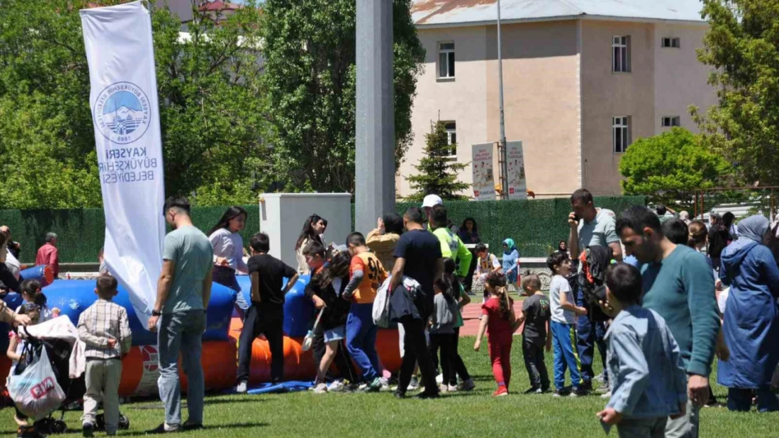 Kars'ta Çocuk Şenliği'ne yoğun ilgi